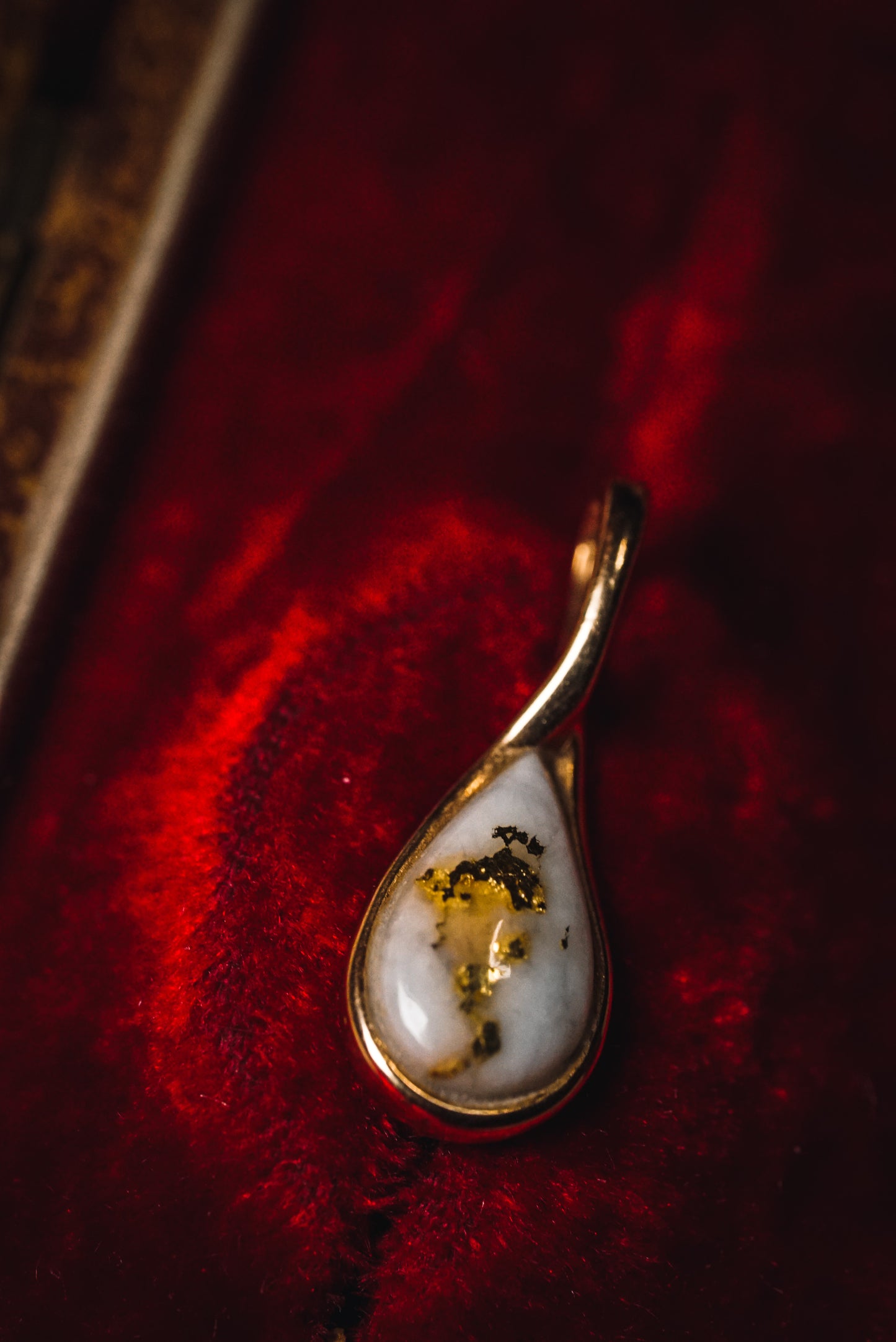 Natural Gold-Bearing Quartz Teardrop Pendant