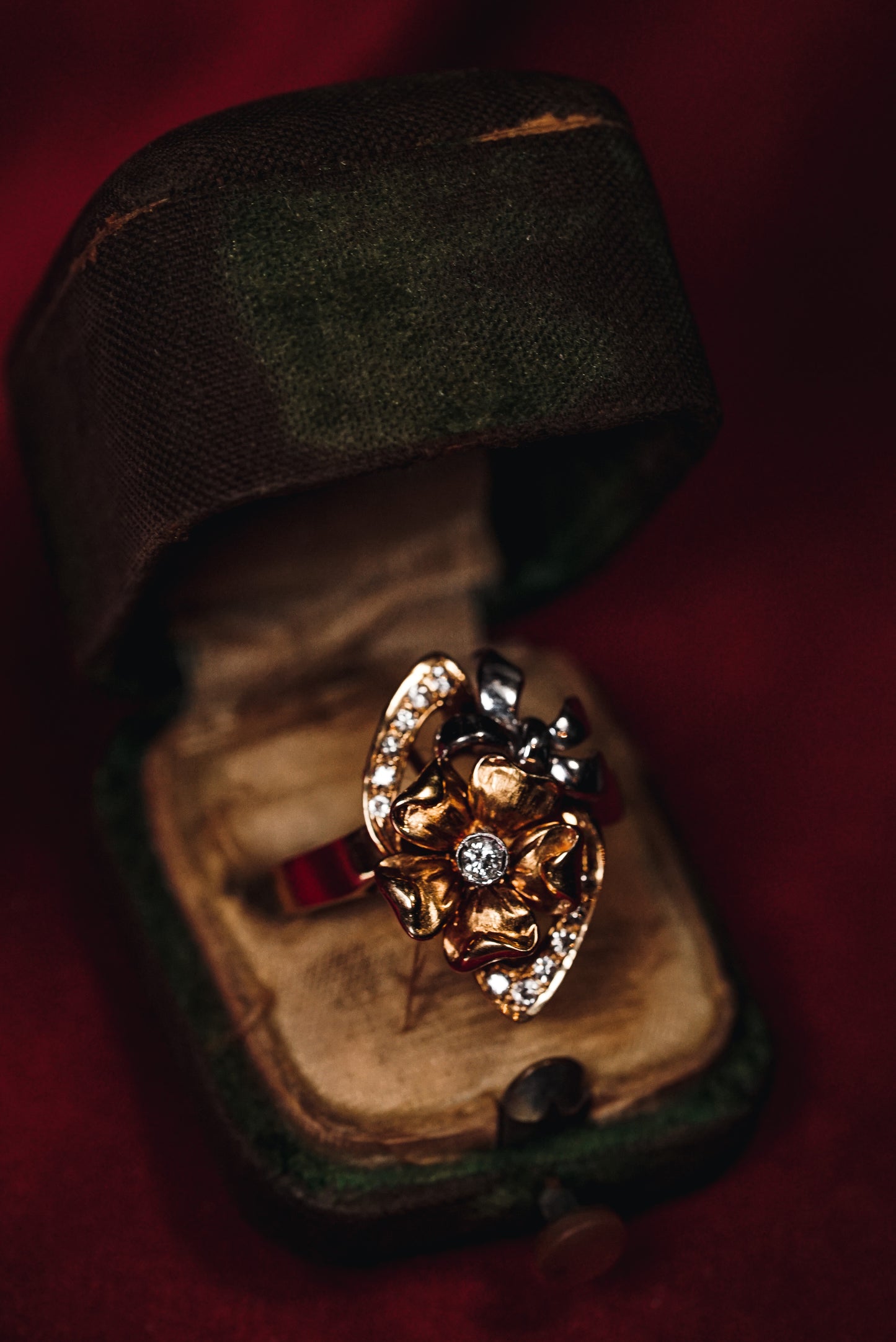 Elegant Dual Tone 18k Gold Ring With Diamonds