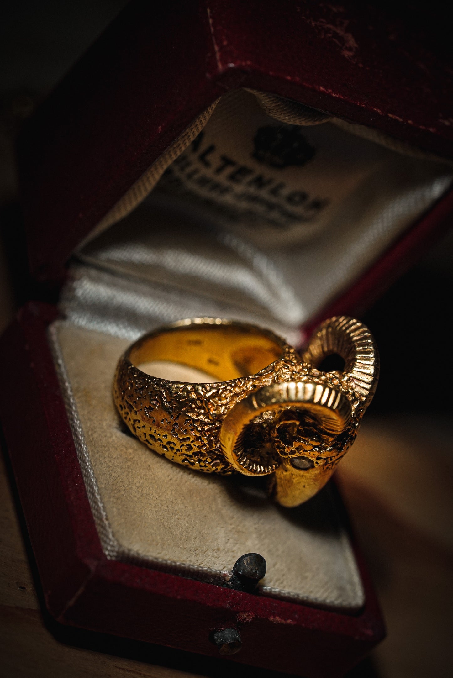 Outstanding 18k Vintage Yellow Gold Ram’s Head Ring