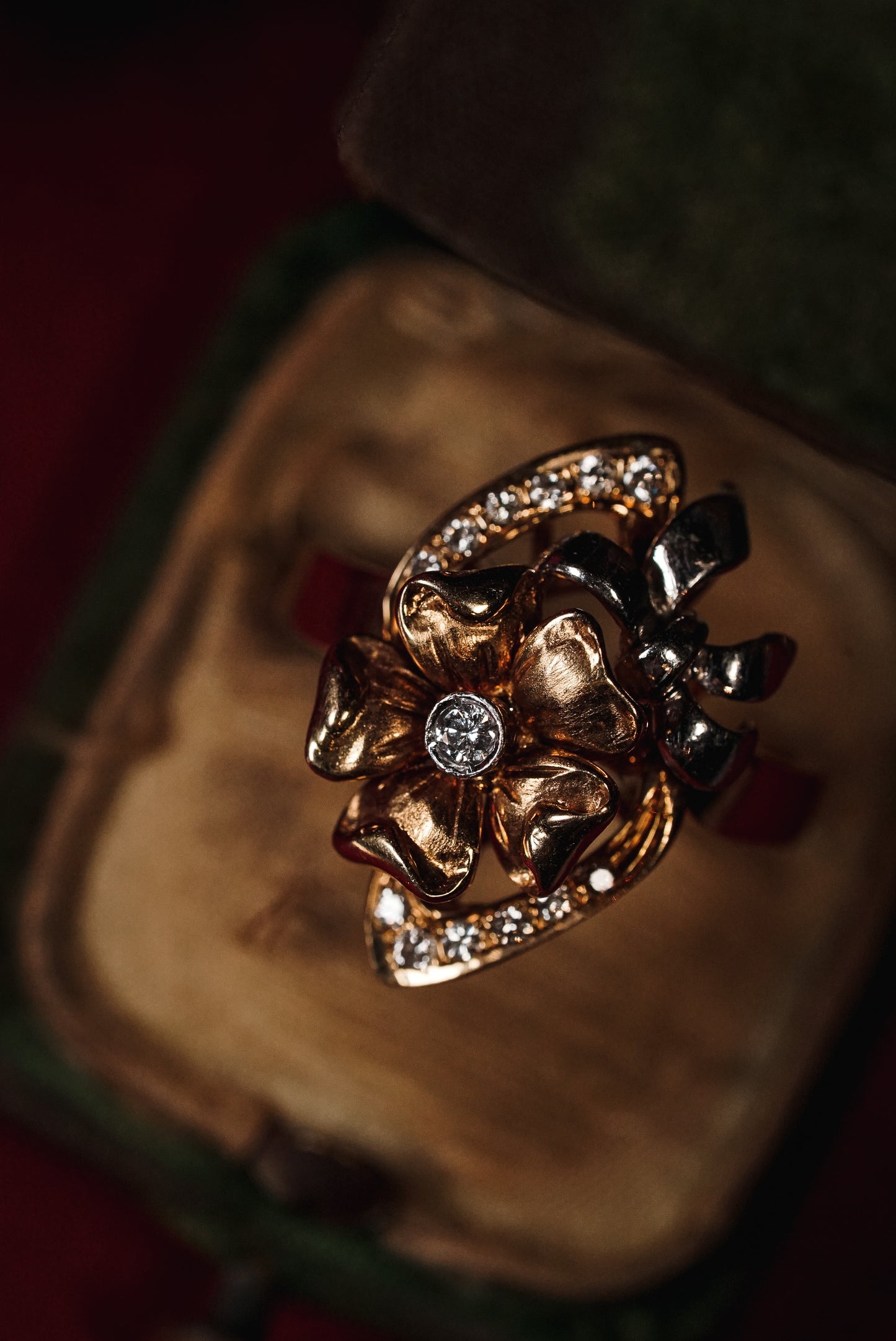 Elegant Dual Tone 18k Gold Ring With Diamonds