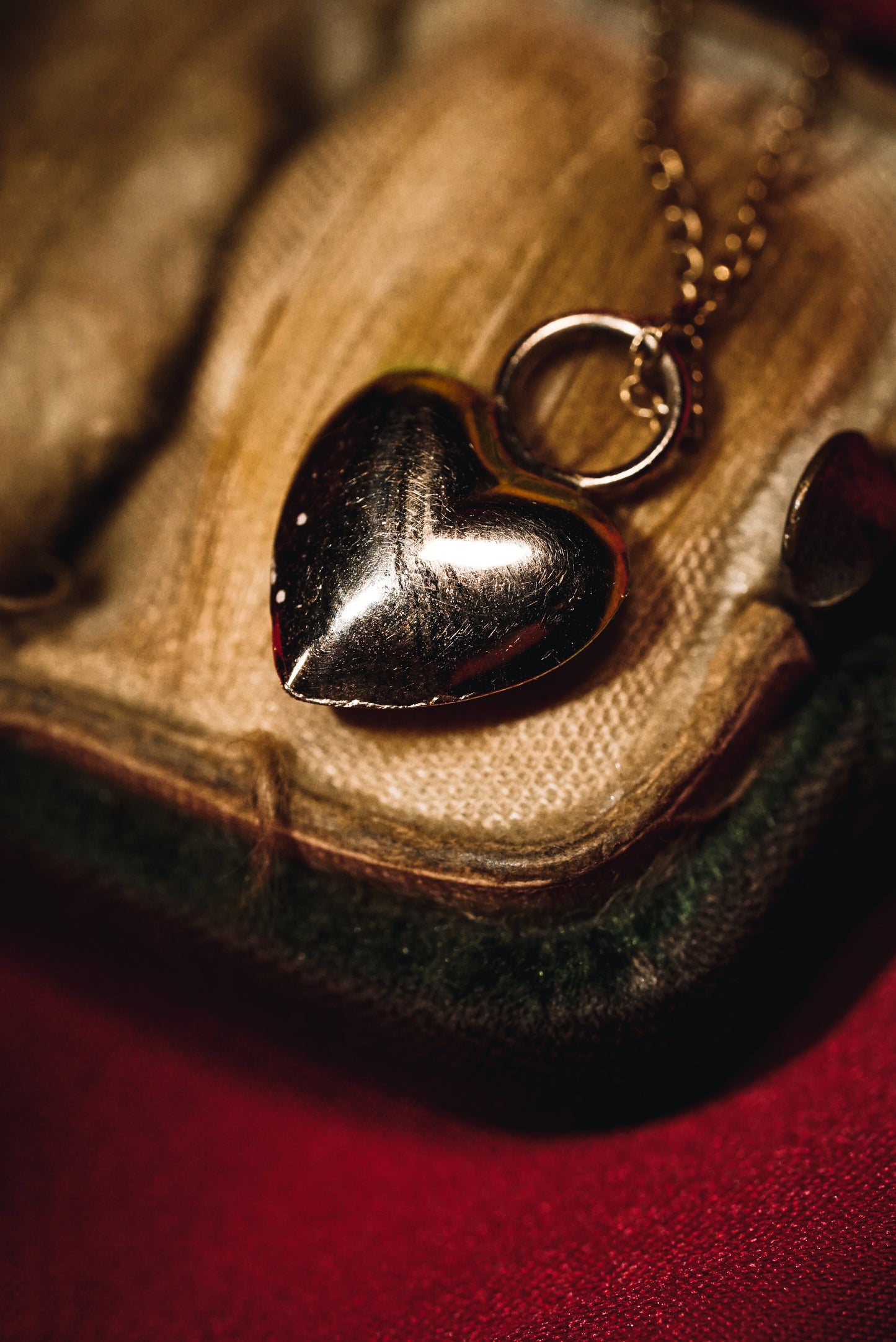 Classy Vintage Three-Dimensional Heart Pendant